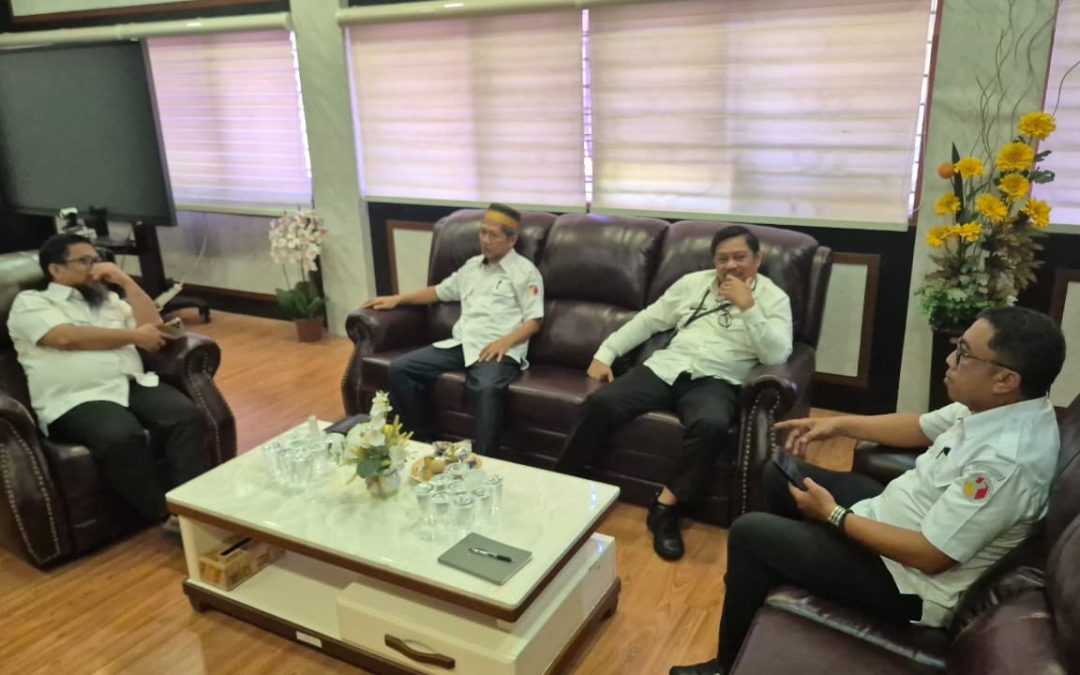 Koordinator Divisi Pencegahan dan Partisipasi Masyarakat, Saiful Jihad, didampingi Kepala Bagian Penanganan Pelanggaran dan Penyelesaian Sengketa, Zulkifli, serta sejumlah staf sekretariat saat melakukan pertemuan dengan Kepala Dinas Pendidikan Sulsel, H. Andi Iqbal Najamuddin,Rabu (20/8), di ruang kerja Kepala Dinas Pendidikan.