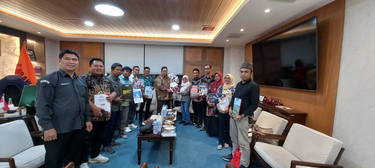 Penyerahan Laporan Penguatan Kelembagaan ke Bawaslu RI