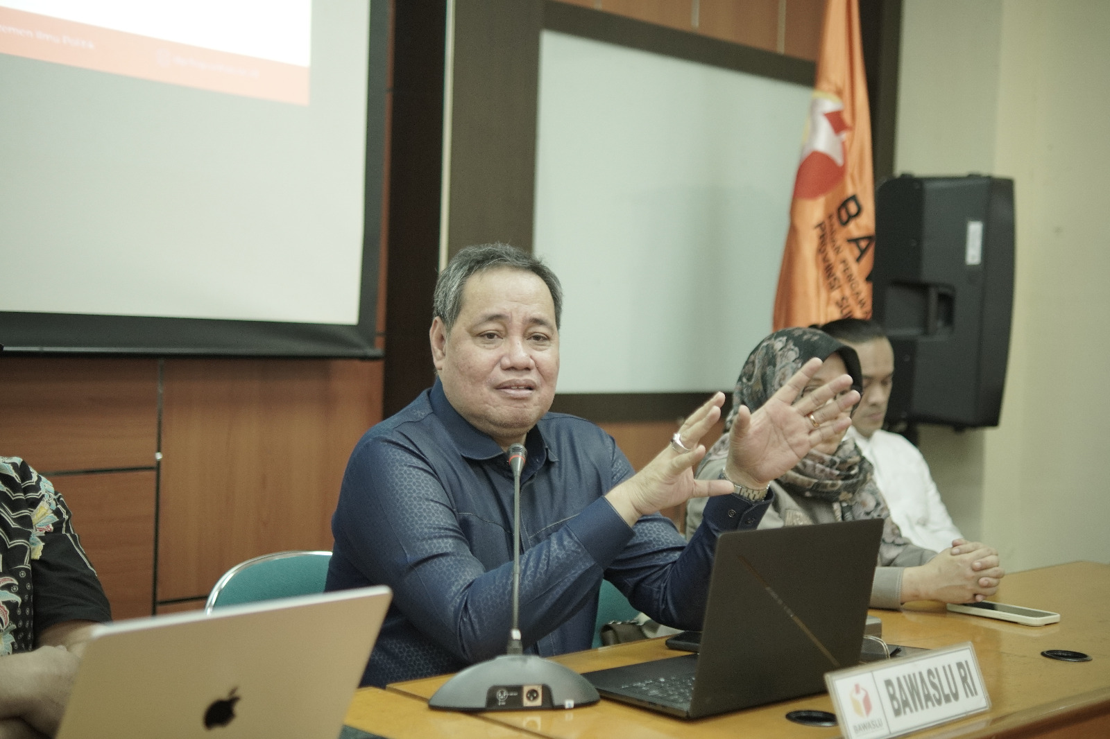 POLITIK UANG