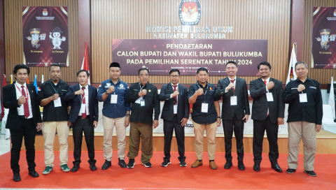 Ketua dan Anggota Bawaslu Bulukumba foto bersama Ketua dan Anggota KPU Bulukumba sesaat setelah penerimaan pendaftaran pasangan calon Bupati dan Wakil Bupati Bulukumba Tahun 2024.