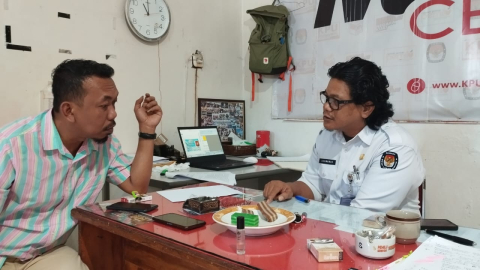 Anggota Bawaslu Bulukumba saat melakukan pengawasan penelitian persyaratan administrasi calon di Kantor KPU Bulukumba, Senin (2/9/2024).