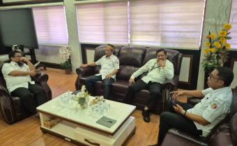 Koordinator Divisi Pencegahan dan Partisipasi Masyarakat, Saiful Jihad, didampingi Kepala Bagian Penanganan Pelanggaran dan Penyelesaian Sengketa, Zulkifli, serta sejumlah staf sekretariat saat melakukan pertemuan dengan Kepala Dinas Pendidikan Sulsel, H. Andi Iqbal Najamuddin,Rabu (20/8), di ruang kerja Kepala Dinas Pendidikan.