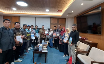 Penyerahan Laporan Penguatan Kelembagaan ke Bawaslu RI